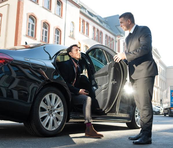 How Chauffeurs Improve Airport Transfers: Stress-Free Travel Tips